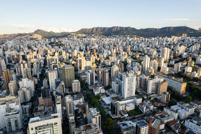 Vista aérea de vários edifícios na cidade de Belo Horizonte, uma metrópole brasileira. 