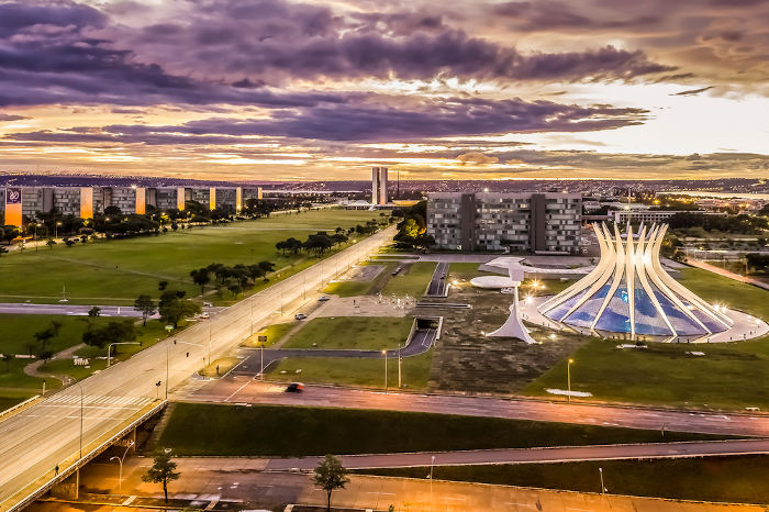Vista aérea da cidade de Brasília, uma metrópole brasileira.