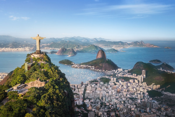 Vista aérea da cidade do Rio de Janeiro, uma metrópole brasileira.