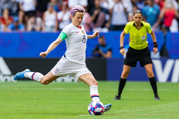 Com o maior público da história do futebol feminino, Inter e