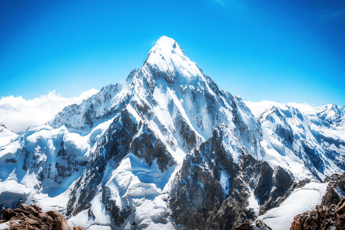 Pico da montanha do Everest coberto por neve, exemplo de forma de relevo.