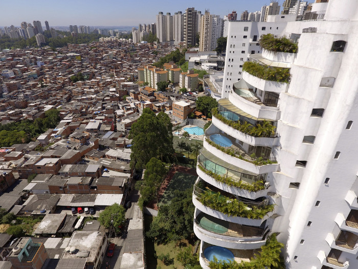 Edifícios e favelas na cidade de São Paulo, onde se concentra grande parte da população do Brasil.