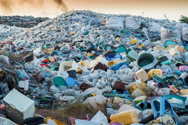 Resíduos plásticos amontoados em um lixão, exemplo de impacto ambiental.