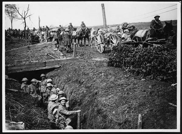 Soldados em trincheiras na Frente Ocidental Britânica, França, em janeiro de 1918.