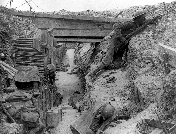 Trincheira alemã ocupada por soldados britânicos durante a Batalha do Somme em 1916.