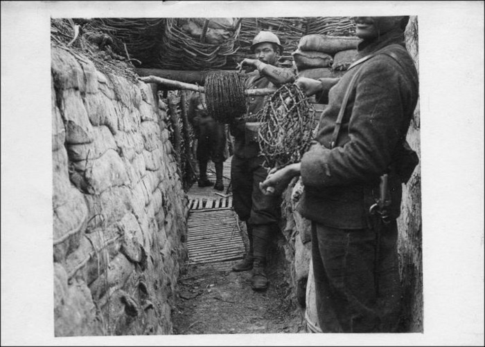 Divisão marroquina, na França, puxando arame farpado para a proteção de trincheira durante a Primeira Guerra Mundial.[1]