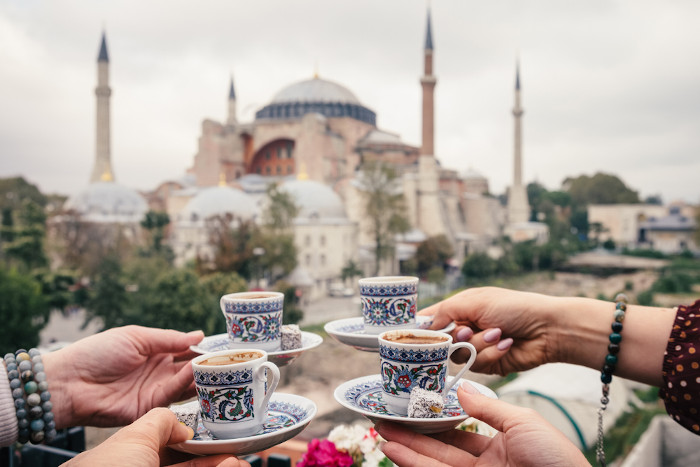 Mulheres tomando chá em frente à mesquita Hagia Sofia, na Turquia.