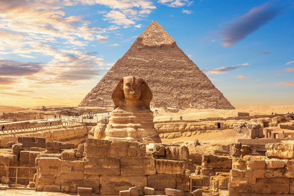 A Esfinge de Gizé e a Grande Pirâmide de Gizé, no Egito, exempos da arte egípcia.