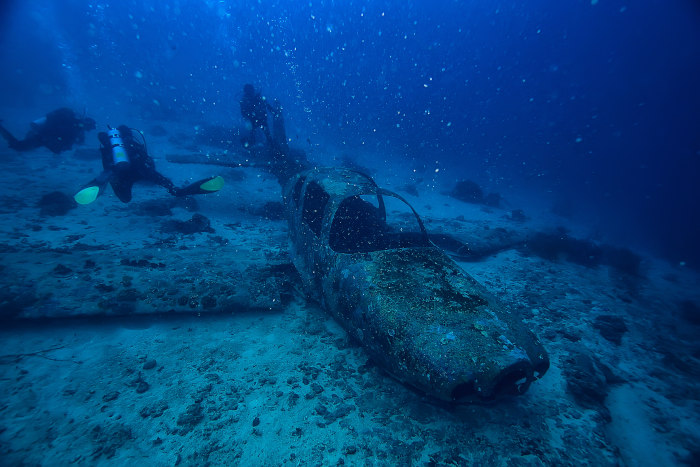 Destroços de um avião no fundo do oceano Atlântico, na região do Triângulo das Bermudas.