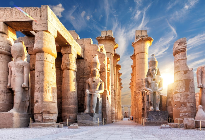 Templo construído no Egito Antigo, um exemplo da arte egípcia no contexto da arquitetura.
