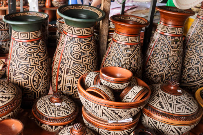 Cerâmicas adornadas, um dos principais elementos da arte dos povos indígenas no Brasil.