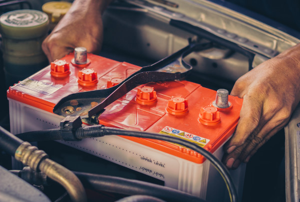 As baterias dos carros são exemplos de geradores elétricos químicos.