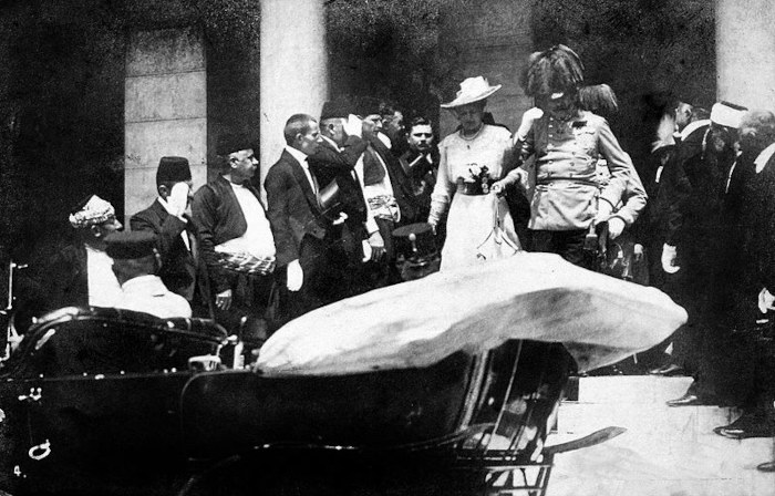 O arquiduque Francisco Ferdinando e sua esposa minutos antes do atentado que deu início à Primeira Guerra Mundial. [1]