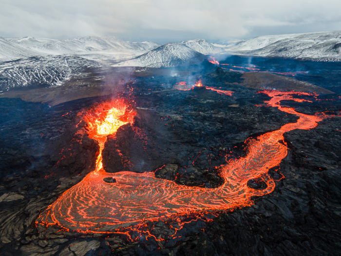 Vulcão em erupção como representação da forma como a atividade vulcânica contribui para a transformação da litosfera.