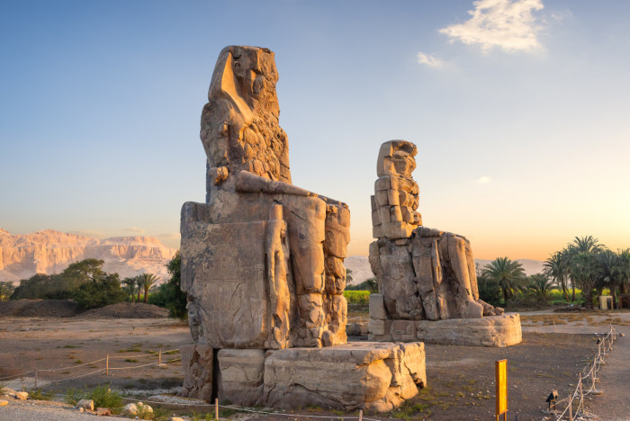 Colossos de Mêmnon, um exemplo da arte egípcia no contexto da escultura.
