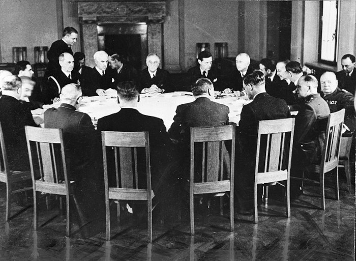 Líderes sentados em torno de uma mesa, na Conferência de Yalta.