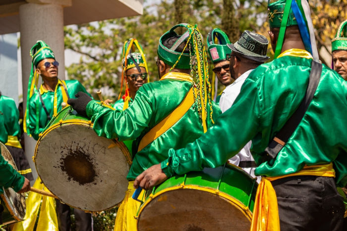 Foliões durante a Congada, uma das festas populares que fazem parte do folclore brasileiro.