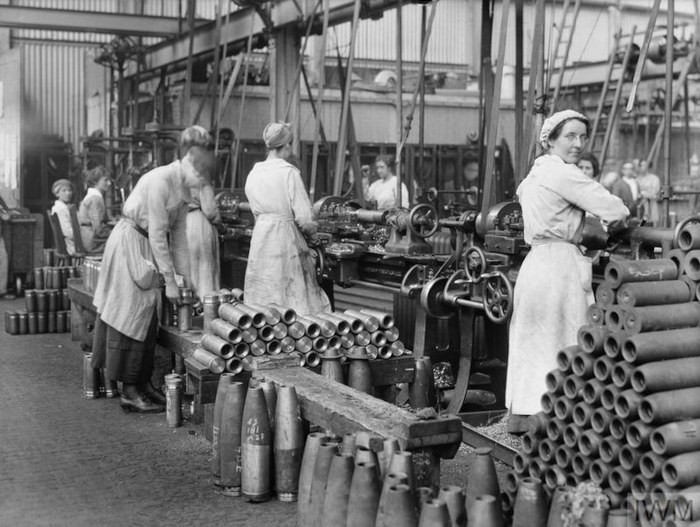 Mulheres trabalhando em uma fábrica em alusão às consequências da Primeira Guerra Mundial.