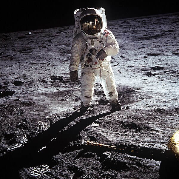Astronauta na Lua, um marco da corrida espacial da Guerra Fria.
