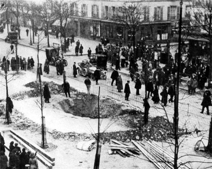 Pessoas observam cratera provocada por bomba de zepelin em Paris, 1916.