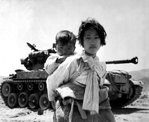 Crianças fugindo da Guerra da Coreia.