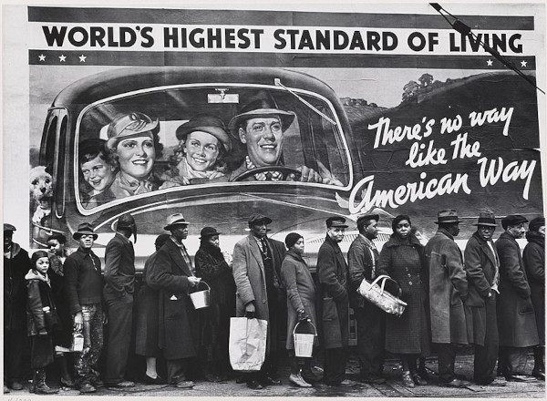 Fila de pessoas desempregas na frente de cartaz sobre o “American way of life”.