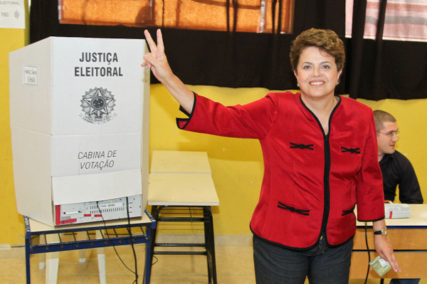 Dilma Rousseff após votar nas eleições de 2010.[1]