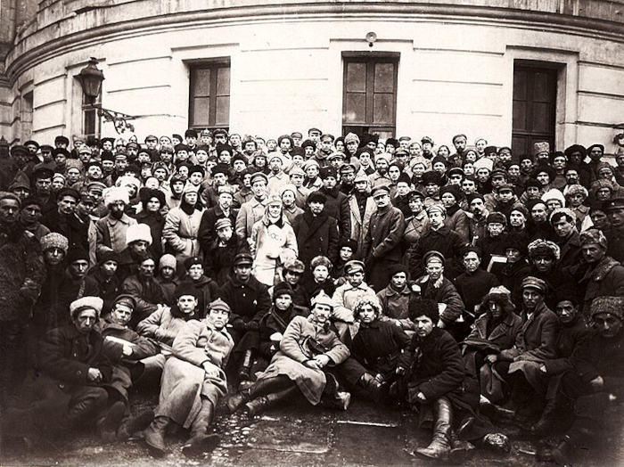 Lênin, Trotsky e líderes comunistas russos durante o congresso que fundou o Exército Vermelho. 