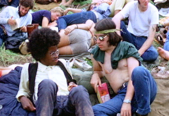 Jovens no Festival de Woodstock, em 1969, um evento ligado ao movimento hippie e a outros movimentos de contracultura.