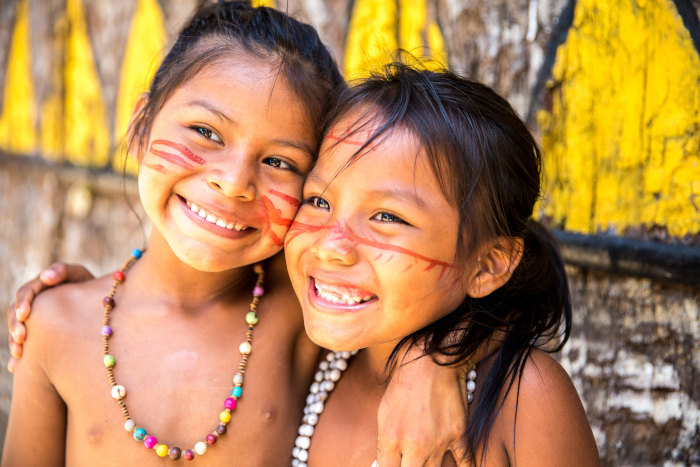 Duas crianças indígenas abraçadas como representação dos povos indígenas no Brasil.