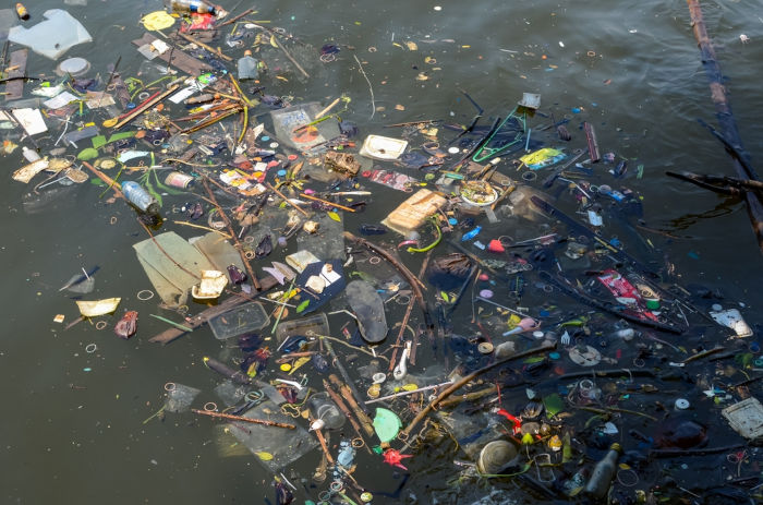 Lixo descartado nas águas do Rio Chao Phraya, um dos rios da cidade de Bangkok, capital da Tailândia.