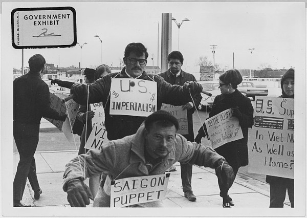 Manifestantes contra a Guerra do Vietnã e o imperialismo norte-americano. Kansas, 1967.