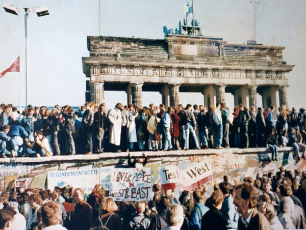 Manifestantes no Portão de Brandemburgo pedindo a reunificação da Alemanha, em 1989.