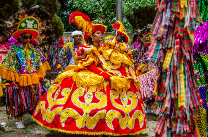 Encontro dos maracatus do baque solto, um dos tipos de maracatu, manifestação cultural que faz parte do folclore brasileiro.