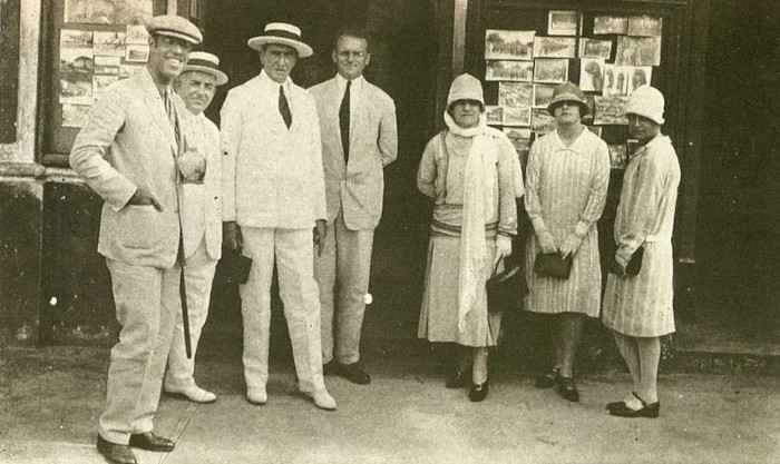 Mário de Andrade (o primeiro da esquerda para a direita) durante viagem à Floresta Amazônica (espaço de Macunaíma), em 1927.