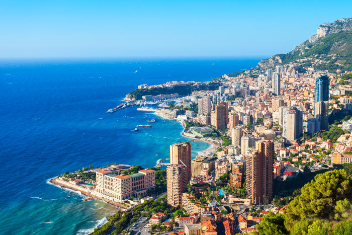 Vista panorâmica de edifícios na costa de Mônaco.
