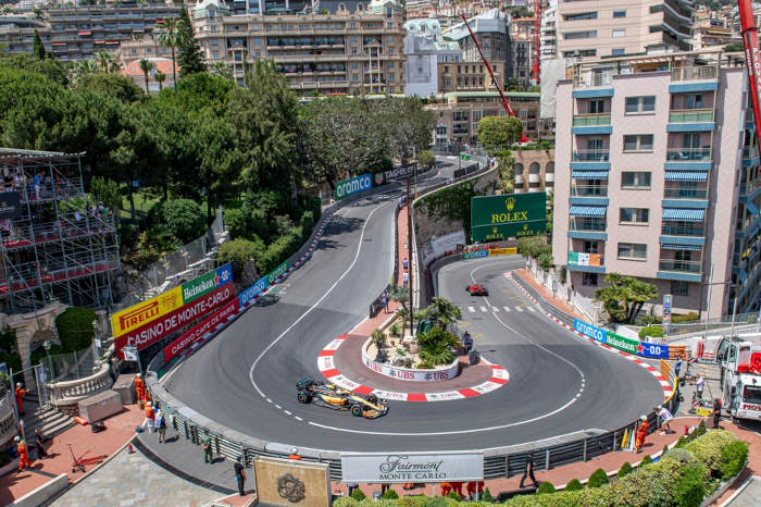 Carro de Fórmula 1 no circuito de rua de Monte Carlo, em Mônaco.