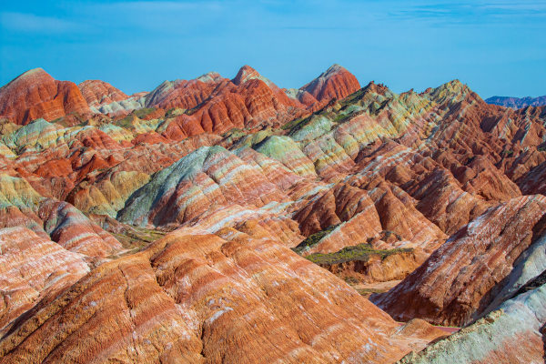 Montanhas em Gansu, na China, como exemplo de uma das formas de relevo terrestre que fazem parte da litosfera.