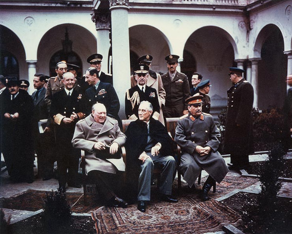 “Os três grandes” na Conferência de Yalta. Da esquerda para a direita: Churchill, Roosevelt e Stalin.