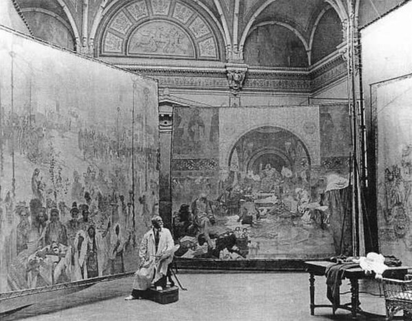 Pintor tcheco Alfons Mucha diante de sua obra Epopeia eslava, em referência ao pan-eslavismo.