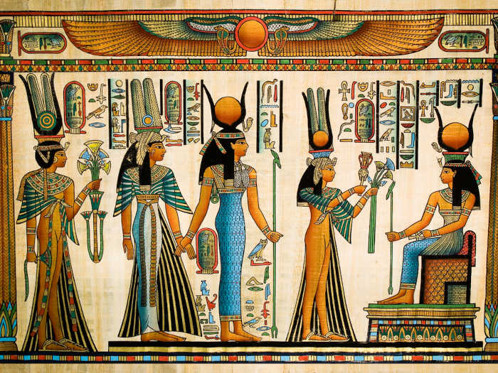 Pintura mostrando Nefertari fazendo uma oferenda à deusa egípcia Ísis, um exemplo da arte egípcia.