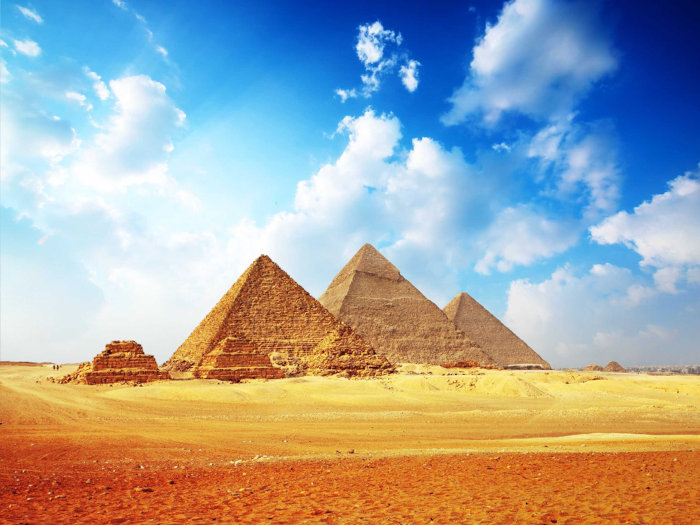 Famosas pirâmides de Gizé, um dos mais significativos exemplos da arte egípcia no contexto da arquitetura. 