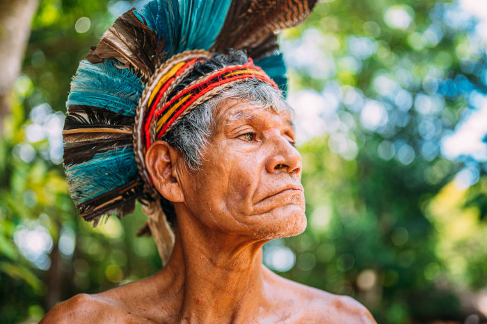 Vista aproximada do rosto de um indígena pertencente aos pataxó, um dos povos indígenas no Brasil.