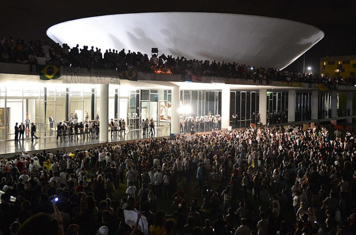 Protesto em 17/06/2013, no Congresso Nacional, Brasília, no governo Dilma.[4]