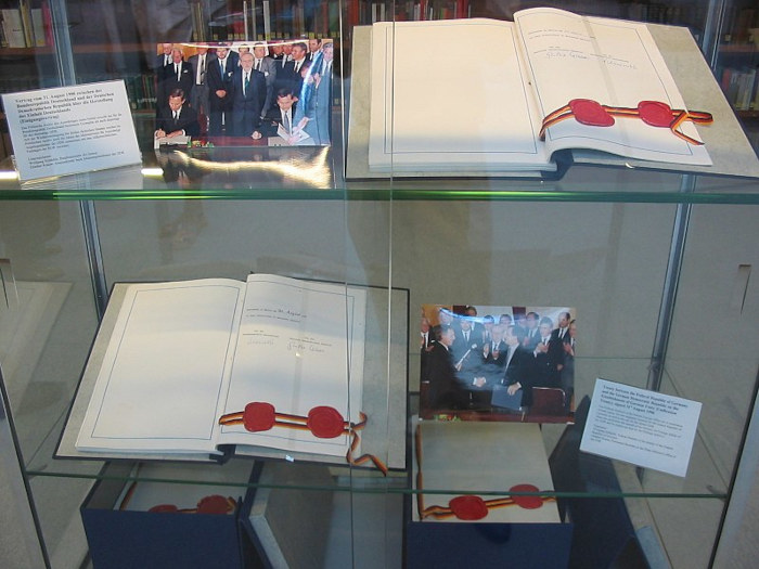 Tratados originais da reunificação alemã em exibição na cidade de Berlim.
