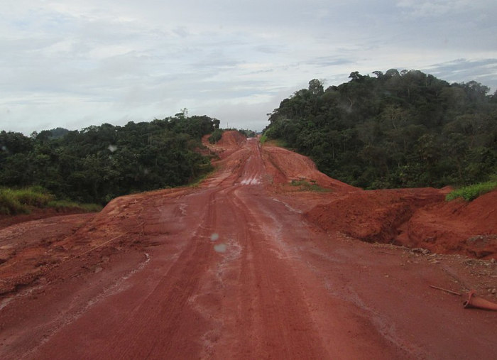 Trecho inacabado da Rodovia Transamazônica (BR 230), cuja construção foi iniciada na época do milagre econômico brasileiro.