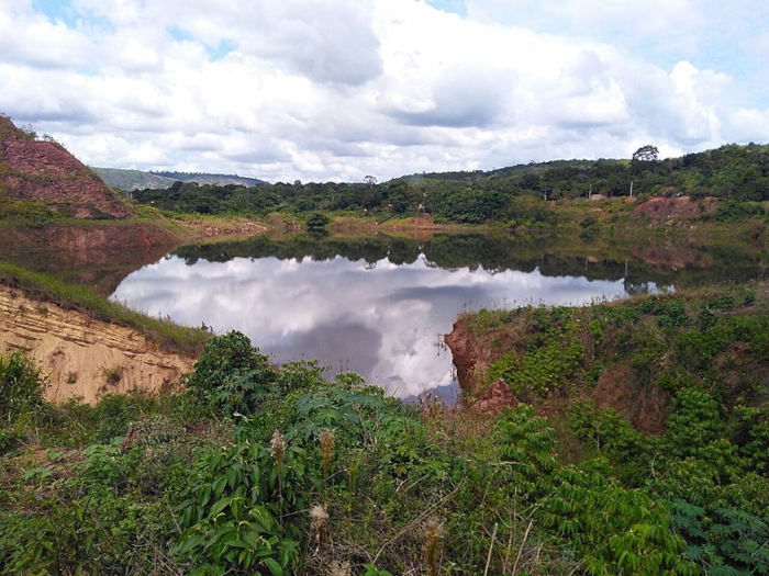 Vista do lago que se formou na cava deixada em Serra Pelada