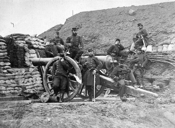 Soldados da artilharia francesa durante a Guerra Franco-Prussiana. Fotografia de 1870.