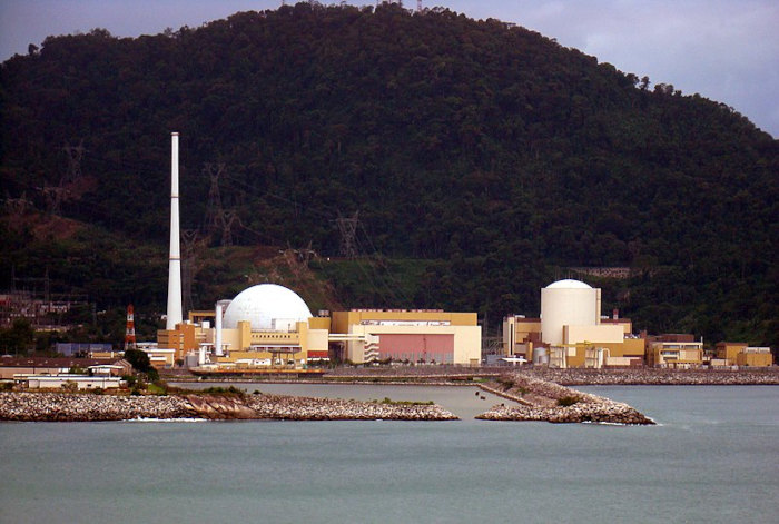 Usina Nuclear Angra 1, uma das obras faraônicas da época do milagre econômico brasileiro, e Usina Nuclear Angra 2.