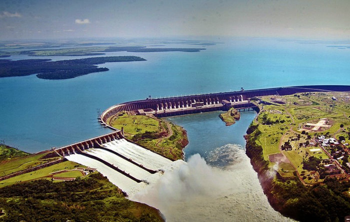 Usina Hidrelétrica de Itaipu, uma das obras faraônicas da época do milagre econômico brasileiro.